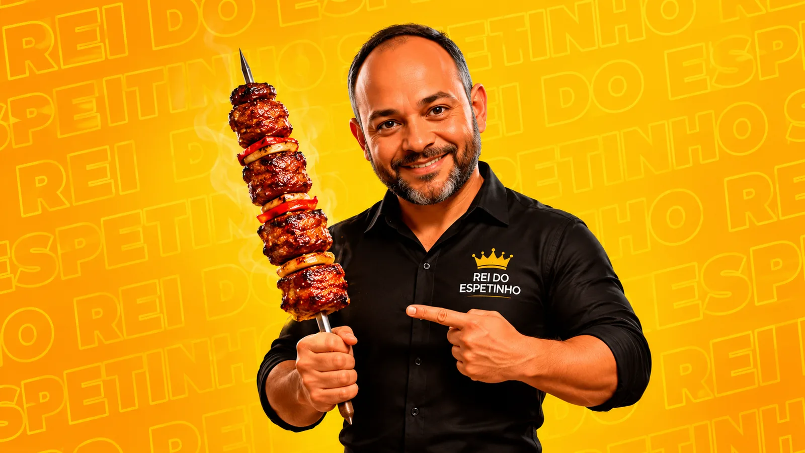 O Rei do Espetinho com um espetinho na brasa na mão